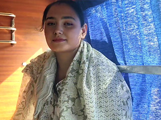 Chalti Bus Me Ladki Ne Kapde Khol Diye