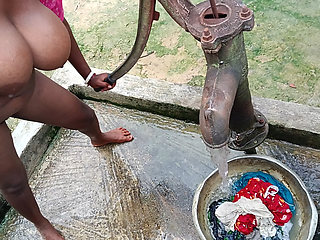 Desi hot bhabhi kapde dhote he