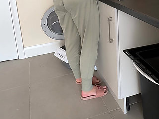 Dishes Vs. Full Bladder I Lost Control and Piss in Pants