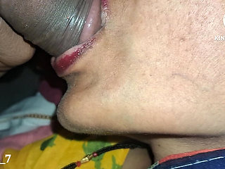 Wife of Desi village put her in her mouth