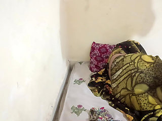 Bhabhi soo rahi the dever aaka sex kea babhi ko laga pati hai