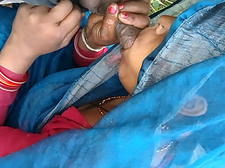 Indian bhabhi ko lund chusaya khet pe