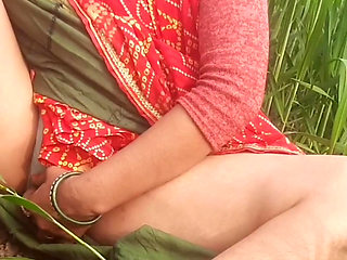 Pussy is scratching in the outdoor field, father-in-law saw me in the field, daughter-in-law, take my penis, don't put a finger in the field.