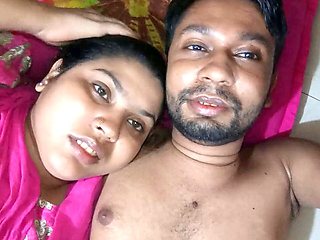 Elegant desi bhabhi gets into some unbelievable romance while wearing a saree