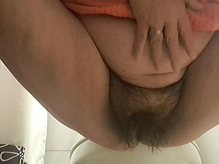 Mil's pussy is a hot whore, even when urinating, what should the hairy one masturbate?