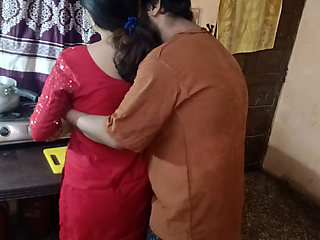 Aaj aunty kitchen me sabzi bana rahe thi wahi pe aunty ki chudai kar di hindi audio full video