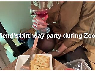 スームて友達の誕生日会中尿意を催しハレないように少しすつおもらしするも