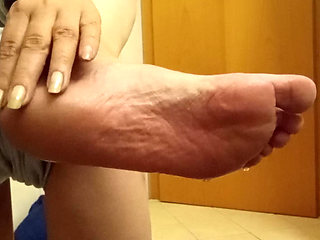 Slippery soles close-up - totally sexy & pure!