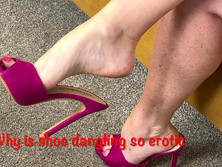 Mrs Mature Feet, Playsuit and Showing Her Barefeet 526