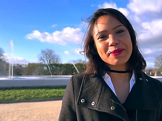 Carollina irradiates the camera ... - Jacquie et Michel TV