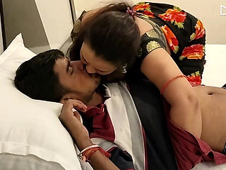 Desi Bhabi ko hotel mey bulakar Couda