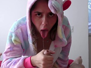 Amateur couple Scarlett Taylor and Stephan Rogers try handjobs