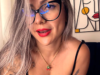 Colombian Woman Seduces Her Partner via Video Call Until Orgasm