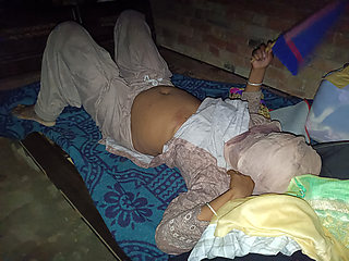 Mausi Ji land per Tel lagao isko aaram se hilao