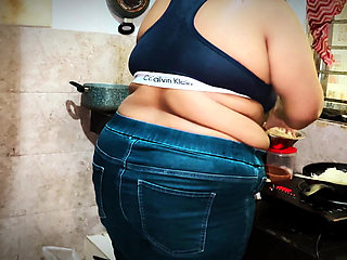 Uber Driver Girl Morning Routine Start by Cooking in Kitchen After Getting Fucked by Roommate