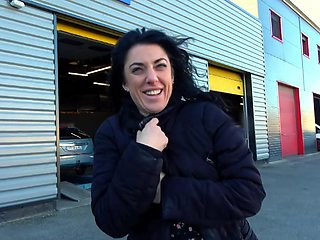 Eva swallows as soon as she wakes up! - Jacquie et Michel TV