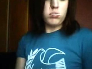 Safada mete coisas na bunda - webcam amadora anal