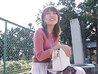 美人妻がパンティ越しのオマンコ愛撫とクンニで快楽にとろける