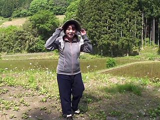A177F05 Survey of Farm Women! Invite mature women who come to check on the rice fields to a hotel for pleasure sex!