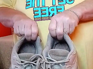 Stinky Tennis Shoes Pewwwee