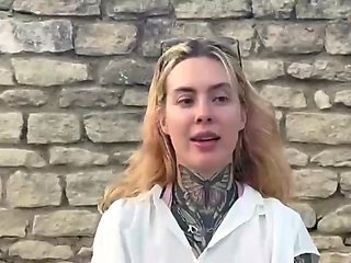 Emma, 21, is getting into pure exhibitionism! - Jacquie et Michel TV