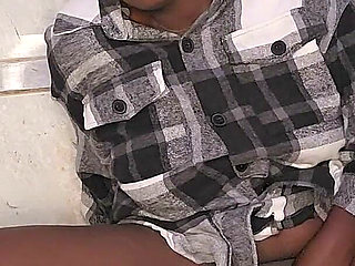 The Fingers Inside the Single Mom's Pussy She Feel Horny