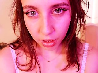 Brunette amateur webcam babe pleases pussy