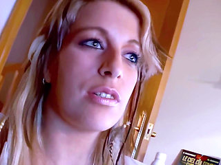 Tigra: Quick Little Interview in French with the Beautiful Blonde MILF Tigra
