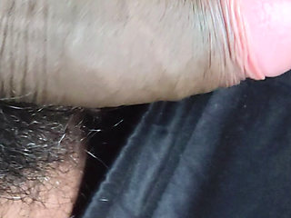 Seeing sister-in-law, the cock stood up, then went to the bathroom and punched it.