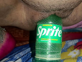 Desi Bhabhi ke choot me Bottel