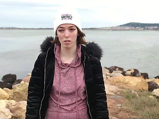 Rose is blowing out two big candles for her 20th birthday! - Jacquie et Michel TV