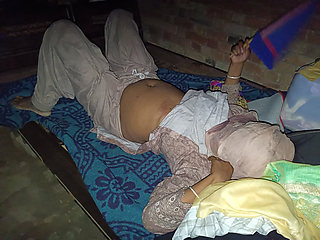 Mausi Ji Land per Tel Lagao Isko Aaram Se Hilao