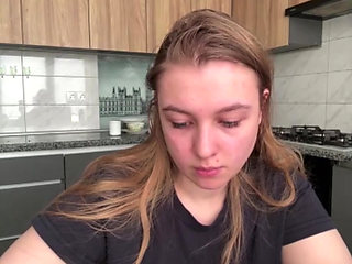 Jucielussie morning masturbating on the kitchen