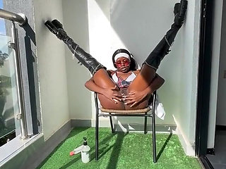 Ebony Thick Gets Gets a Squirting Orgasm