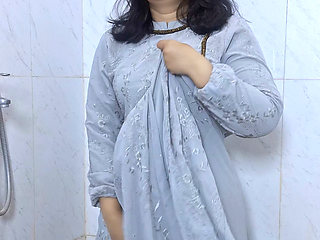 Hijab Sister in Law Clean Her Self After Making Out Behind Her Husband - Minokiiko