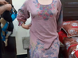 Desi Indian Bhabhi deliberately took off her clothes in front of the bra seller