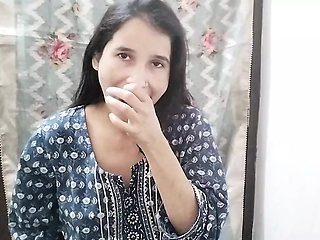 Step sister ko bathroom me piche se pakad ke pel diya