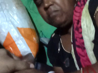 Desi real indian aunty seduced and fucked