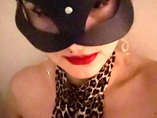 Masked babe in fishnet showing her body for the first
