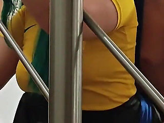 Brazilian Miku Gets Stuck on the Stairs and Kaito Gives Her More Than a Hand