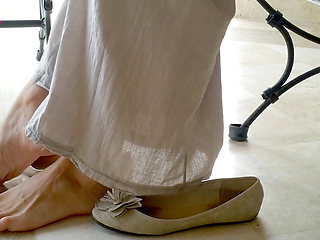 Ballet Flats Shoeplaying on Barefoot