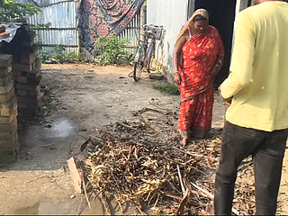 Pados ki bhabhi lakadi Sukha rahi thi jakar chudai ki outdoor