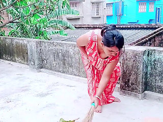 Pati ke bahar jane ke baad Bhabhi ne naya brah lene ke bahane ghar me bula kar kiya sex