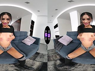 Skinny teen Breiny Zoe masturbates on the sofa in vr
