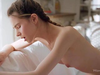 Skinny hottie Leona Mia opens her shaved pussy on the camera