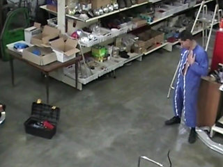 A straight worker fucks a gay in a common garage