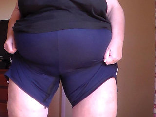 Jen is peeing all into her shorts