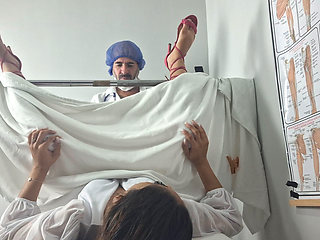 Noivo Leva Sua Noiva Ao Medico Que O Faz Uma Exame Ginecologico!