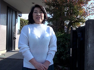 A delivery AV shooting crew called by a rural lady living in a rural town in A043G07! Pleasure SEX with a local mature woman!