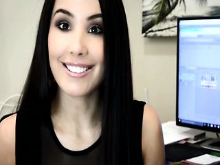 Brunette Solo Webcam Masturbation
